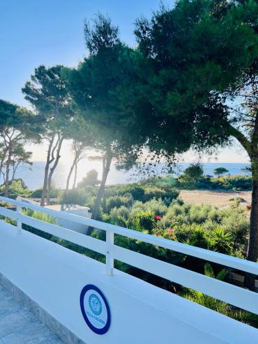a frisbee is sitting on a white fence at Villa Calipso in Taranto