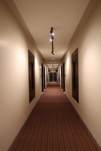 an empty corridor with a long corridorngthngthngthngthngthngthngthngthngth at La Fenice Resort Madh Island in Mumbai