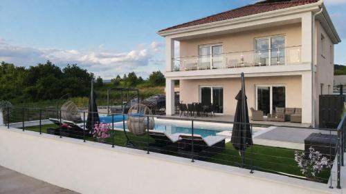 Entire Vacation Home - Heated Pool,Jacuzzi & Sauna