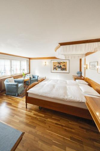 En eller flere senger på et rom på Hotel Säntis