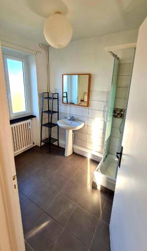 a bathroom with a sink and a mirror at Villa SURF Situation exceptionnelle à 3 min à pied de la plage de Pors Carn Pour 5 personnes Authentique Bien équipée Jardin & BBQ Parking privatif in Penmarch