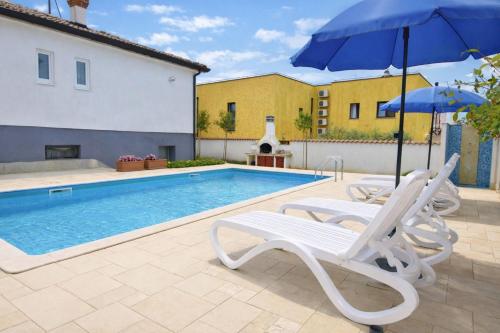 Cozy villa with pool for 6 in Umag