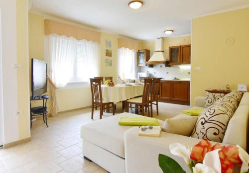Cozy villa with pool for 6 in Umag
