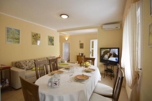 Cozy villa with pool for 6 in Umag