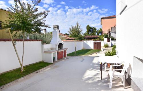 Cozy villa with pool for 6 in Umag