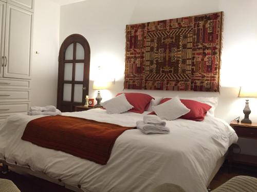um quarto com uma cama grande e toalhas em Apartamento 5 estrellas en Centro Histórico de Lima em Lima