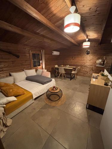 En eller flere senger på et rom på Chalet studio