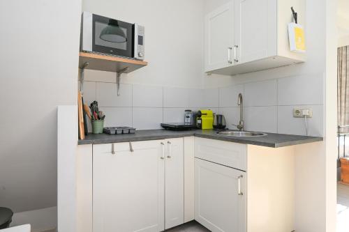 A kitchen or kitchenette at Alta Mar Studios