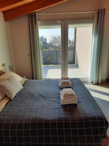 ein Schlafzimmer mit einem Bett, auf dem zwei Handtücher liegen in der Unterkunft Rivad’Elsa in Baone