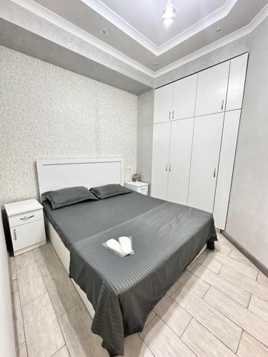 Buzand Str 97 في يريفان: غرفة نوم بها سرير عليه منديل أبيض