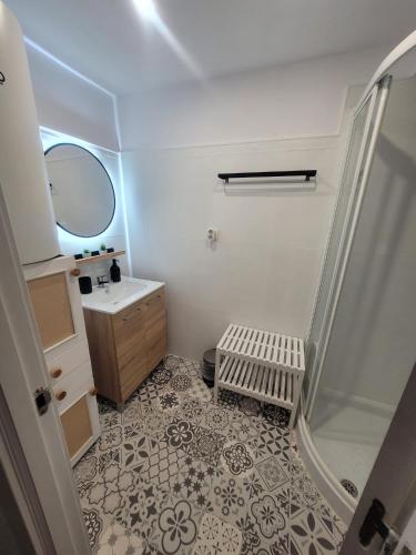 a bathroom with a shower and a sink and a mirror at R2R - Pisuco Salvé Experiencia Única con Audioguía Privada en Laredo - C28A01 in Laredo