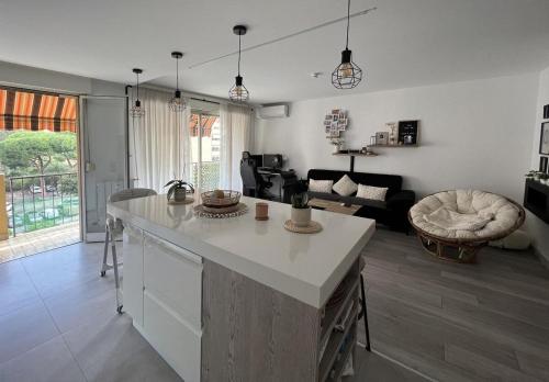 Menton - 4 persons - 10 minutes to beaches - bright apartment