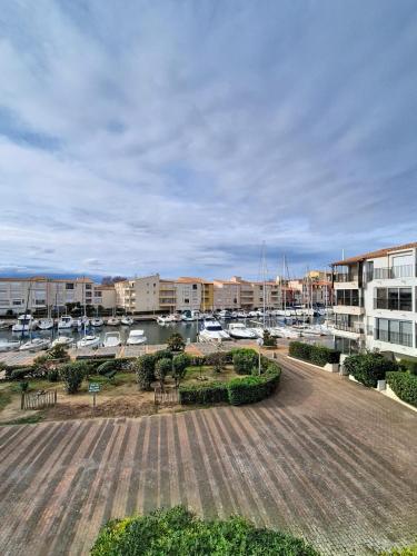 Entre plage et port, au bout du Quai