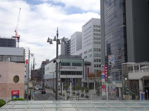 een straat met hoge gebouwen en een straatlicht bij Hotel Toyota Castle in Toyota