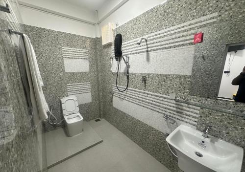 a bathroom with a toilet and a sink at Dilithy Paradise in Trincomalee