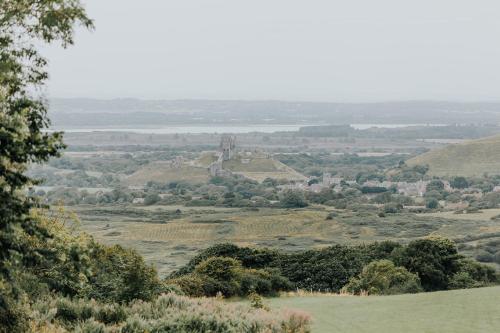 a view of a field with a castle in the distance at Kingston Country Courtyard in Kingston