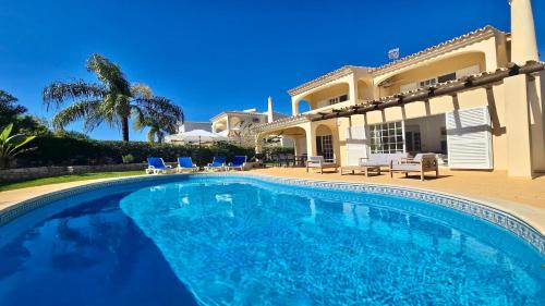 Villa Den, private pool villa, Sleeps 6 adults and 2 children, CD 304 - Cleverdetails