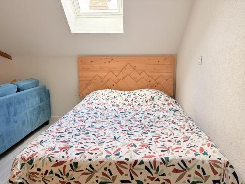 a small bedroom with a bed with a colorful bedspread at Birdie H N21 ST2 in Giez
