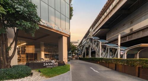 an empty street in front of a building at Jasmine Resort Hotel Bangkok BTS Phrakhanong in Bangkok