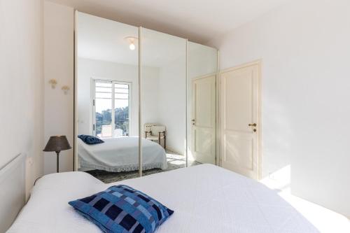 a bedroom with two beds and a large mirror at La Caletta Di Luce in Lerici