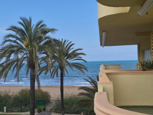 Estupendo apartamento en primera línea de playa y con vistas al mar