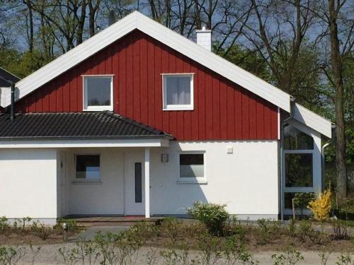 a red and white house with a white garage at Ferienhaus Luan in Nordhorn