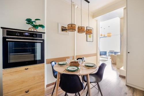 Boutique Parisienne 3 BR Eiffel Tower