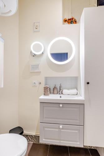Boutique Parisienne 3 BR Eiffel Tower