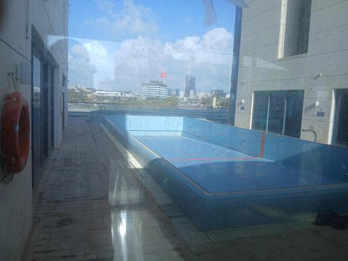 a large swimming pool in a building at מרינה טוורס מלון בוטיק in Herzliya B