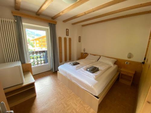 a bedroom with a large bed and a window at La Perla di Pera in Pera