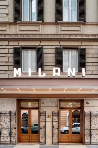 ein Schild an der Vorderseite eines Gebäudes in der Unterkunft Hotel Milani in Rom