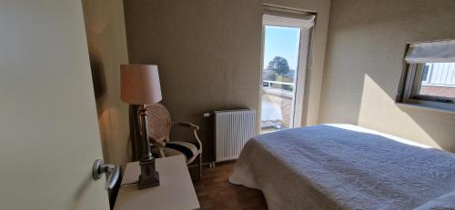 a bedroom with a bed and a window at Vakantiehuis Vinkeveen in Vinkeveen