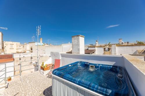 a hot tub on the roof of a building at Casa Oasi del Mare in Gallipoli