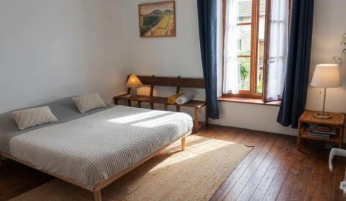 a bedroom with a bed and a window at La Bycoque, maison 2 chambres au calme in Thomery