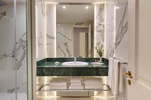 a bathroom with a sink and a mirror at Emperador Hotel Buenos Aires in Buenos Aires