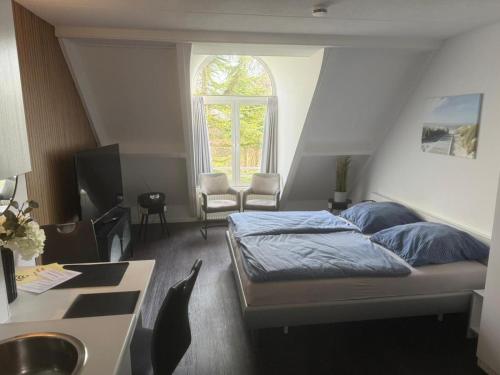 a bedroom with a bed and a sink and a window at Backboard in Tossens