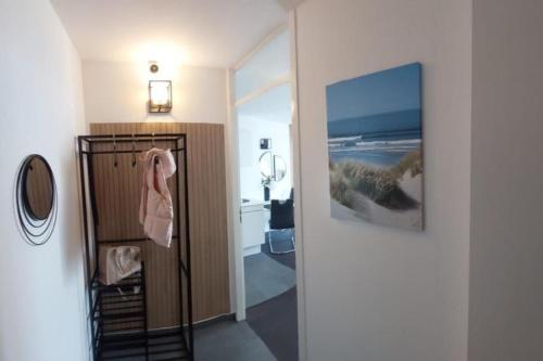 a hallway leading to a room with a bathroom at Backboard in Tossens
