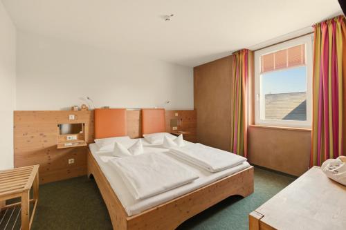 a bedroom with a large bed and a window at SONN IDYLL Aparthotel in Rathenow
