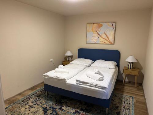 a bedroom with a bed with two towels on it at Modernes Apartment zum wohlfühlen und entspannen, max 4 Personen, Top Ausstattung in Trunkelsberg