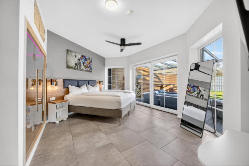 a bedroom with a bed and some windows at JUNIPRO Luxury Apartments in Bosen-Eckelhausen