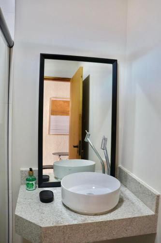 a bathroom with a large white sink and a mirror at Fiorelli 401 in Cunha