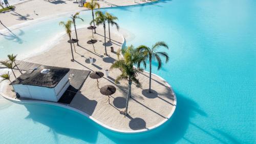 an aerial view of a tropical island with palm trees at Nieuw Casa Santa Rosalia uitzicht op zwembad in Torre-Pacheco