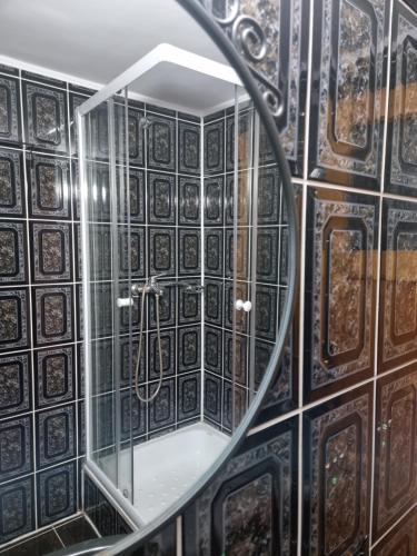 a mirror reflection of a shower in a bathroom at La Ceaune & Hanul Ceaunelor Voronet in Voronet