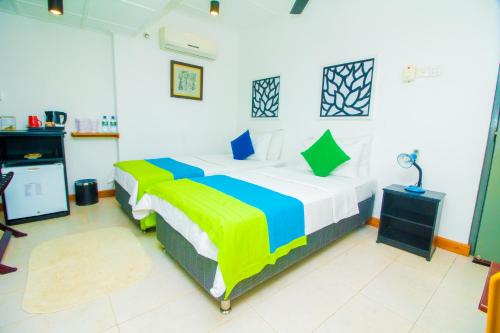 a bedroom with a large bed in a room at Settle Inn Tourist Lodge in Kandy