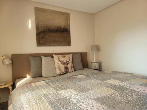 a bedroom with a bed and a painting on the wall at Ferienhaus Rasselbock in Waltershausen