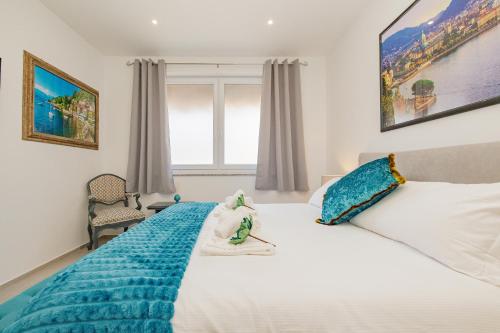 a bedroom with a large bed with a blue blanket at La casa di Gaia in Como