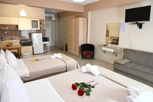 ein Hotelzimmer mit zwei Betten und einer Küche in der Unterkunft Hotel Vasilis Nafplio in Nafplio