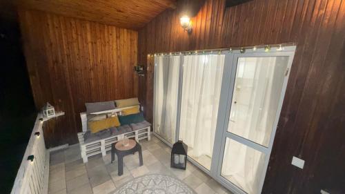 a small room with a bed and a window at Апартамент Зора in Chepelare