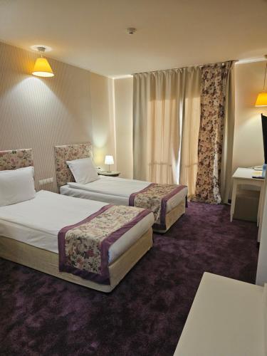 Llit o llits en una habitació de Parish Hotel