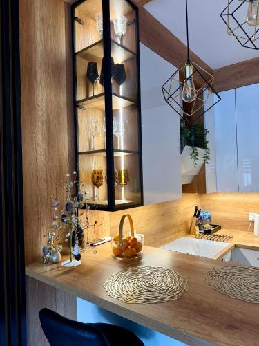a kitchen with a counter with a bowl of fruit on it at Golden Luxury Suite in Nowy Dwór Mazowiecki